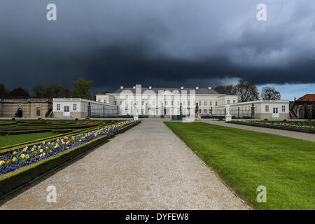 Sentiments de Pâques dans le jardin botanique les jardins de Herrenhausen à Hanovre avec vue sur le château Herrenhausen le 14 avril 2014. Banque D'Images