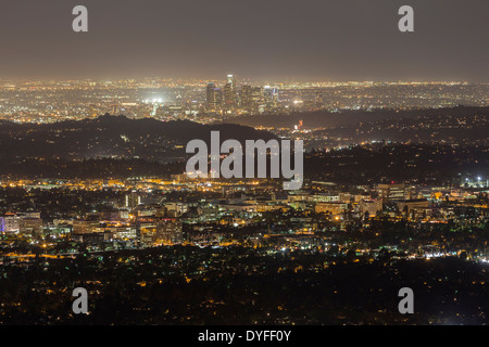 Pasadena et le centre-ville de Los Angeles la nuit. Banque D'Images