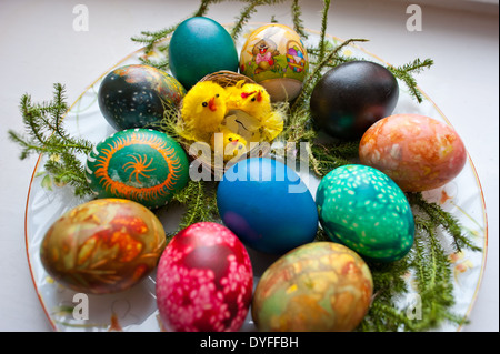 Traditionnelle des oeufs de Pâques ou d'oeufs de Pâques décorés, à la teinture, avec des peaux d'oignon et les graines de lin. Banque D'Images