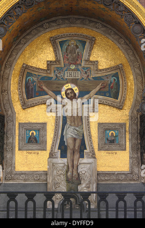 Mosaïque avec la crucifixion de Jésus dans l'Église du Sauveur sur le Sang Versé à Saint Petersburg, Russie Banque D'Images