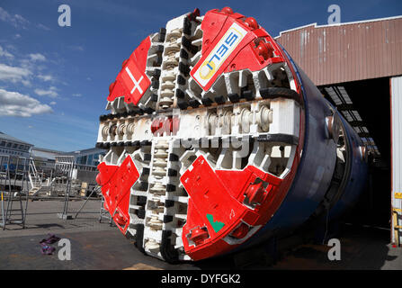 Copenhague, Danemark, 16 avril 2014. La tête de coupe rotative sur la dernière des quatre machines géantes d'alésage de tunnel soumises aux essais finaux avant d'être mise en service. Dans les quatre années à venir, deux nouvelles lignes du métro de Copenhague formeront un anneau géant sur les lignes actuelles du métro et formeront une toute nouvelle ligne circulaire de 15,5 km. Quatre machines d'alésage de tunnel ou plutôt 800 tonnes lourdes et 100m de long sous-sol des usines géantes ne sont pas seulement tunnel le 15,5 km à la profondeur de 40m, mais enlever le muck et de créer un tunnel de béton scellé comme ils vont. Crédit: Niels Quist/Alay Banque D'Images