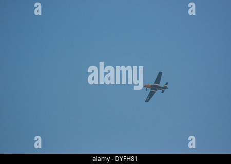 P-51 Mustang volant à Clacton Air show, Août 2013 Banque D'Images