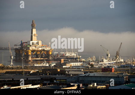 Tôt le matin le brouillard de mer couvrant les quais à Cape Town Afrique du Sud Banque D'Images