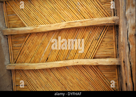 Plafond avec poutres en bois de bambou. Contient jusqu'un toit plat avec Adobe l'argile directement sur le bambou, Maroc Banque D'Images