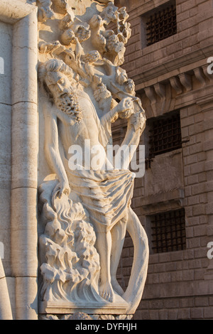 Venise - sculpture de la façade du palais des Doges à la lumière du matin - Noé ivre couvert par deux de ses fils Banque D'Images