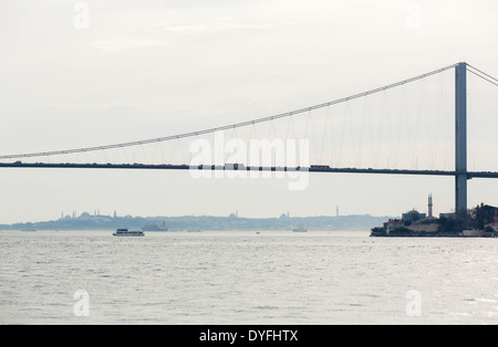 Le pont du Bosphore à vers Sultanahmet et Eminonu, vus d'un bateau de croisière sur le Bosphore, Istanbul, Turquie Banque D'Images