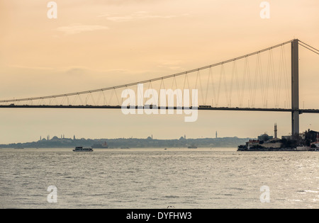 Le pont du Bosphore à vers Sultanahmet et Eminonu, vus d'un bateau de croisière sur le Bosphore, Istanbul, Turquie Banque D'Images