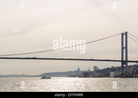 Le pont du Bosphore à la Corne d'or, à la vue d'un bateau de croisière sur le Bosphore, Istanbul, Turquie Banque D'Images