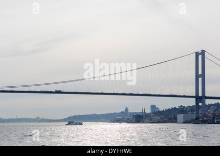 Le pont du Bosphore à la Corne d'or, à la vue d'un bateau de croisière sur le Bosphore, Istanbul, Turquie Banque D'Images