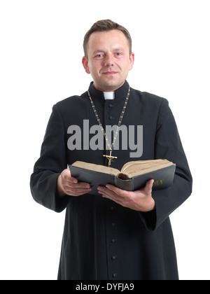 Smiling prêtre catholique, la lecture de la Sainte Bible shot on white Banque D'Images