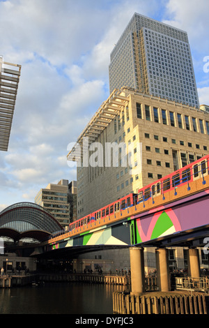 Un train DLR traverse un pont de Canary Wharf. Le centre financier britannique dans les Docklands, East London, England, UK. Banque D'Images