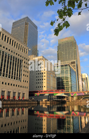 Un train DLR traverse un pont de Canary Wharf. Le centre financier britannique dans les Docklands, East London, England, UK. Banque D'Images