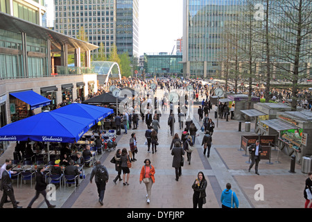 La pointe de l'après-midi est en tête, comme les employés de bureau accueil de Canary Wharf, dans les Docklands est de Londres, Angleterre, Royaume-Uni. Banque D'Images