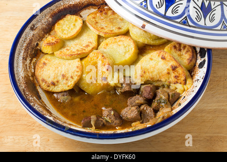 La patate douce et marocain Tajine de boeuf cuit dans le bol, high angle view. Un plat traditionnel de Fès Banque D'Images