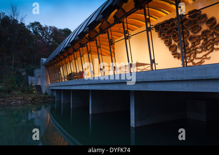 USA, Ohio, Bentonville, Crystal Bridges Museum of American Art, au crépuscule Banque D'Images