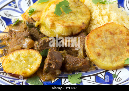 La patate douce et marocain tajine boeuf gros plan sur une assiette. Un plat traditionnel de Fès Banque D'Images