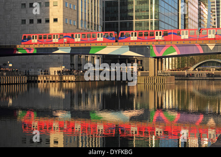 Un train DLR traverse un pont de Canary Wharf. Le centre financier britannique dans les Docklands, East London, England, UK. Banque D'Images