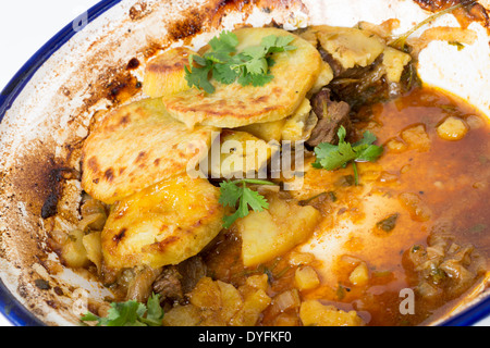 Gros plan sur un bol de boeuf et pommes de terre tajine, un plat épicé traditionnel de l'Afrique du nord de Fès au Maroc, après le repas. Banque D'Images