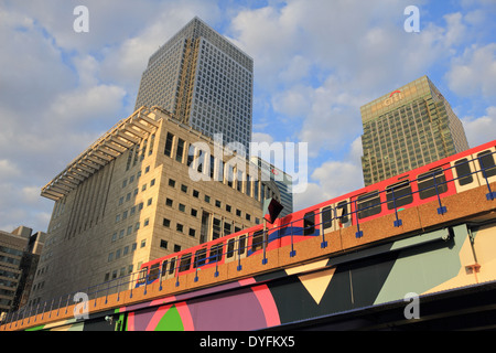 Un train DLR traverse un pont de Canary Wharf. Le centre financier britannique dans les Docklands, East London, England, UK. Banque D'Images