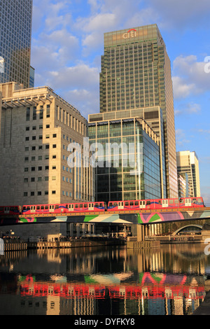 Un train DLR traverse un pont de Canary Wharf. Le centre financier britannique dans les Docklands, East London, England, UK. Banque D'Images