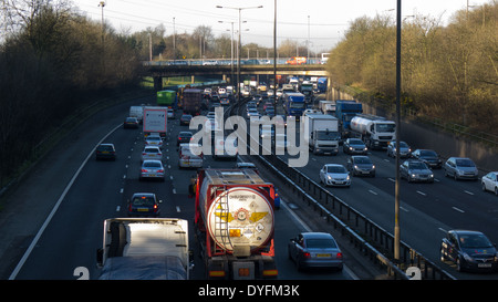 Le trafic lourd sur l'autoroute M60 à Manchester, UK Banque D'Images