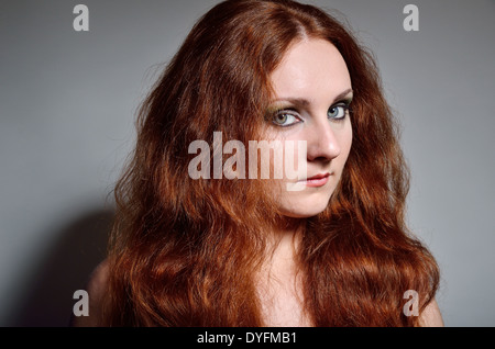 Close-up of ginger femme sérieuse Banque D'Images