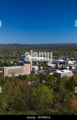 USA, New York, des sources chaudes, augmentation de la vue sur la ville de West Mountain Banque D'Images