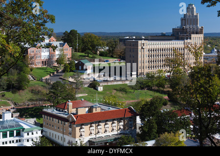 USA, New York, des sources chaudes, augmentation de la vue sur la ville de West Mountain Banque D'Images