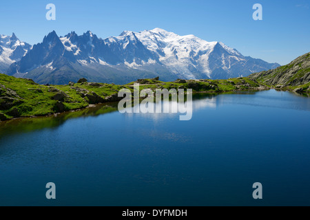 Mont Blanc reflète dans le lac Cheserys, Massif du Mont Blanc, Alpes, France Banque D'Images