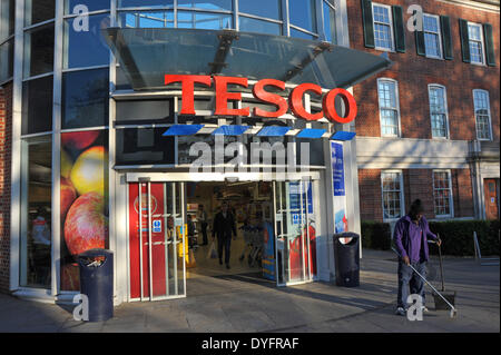 16 avril 2014, Tesco bénéfices du groupe vers le bas pour la deuxième année consécutive alors que UK bénéfices qui représentent 65 % des profits sont en baisse pour une troisième année consécutive. Part de marché Le marché britannique est à un bas de 10 ans. Banque D'Images