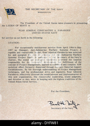 La Légion of Merit citation du secrétaire à la Marine Paul Nitze reconnaît les services exceptionnels rendus dans la marine américaine. Le prix honore les contributions exceptionnelles aux opérations militaires et à la défense des États-Unis en temps de paix ou de guerre. Banque D'Images