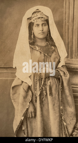 Famme de Bethlem - Femme à partir de Jérusalem, trois-quarts portrait, debout, face à face, holding rosary, vers 1880 Banque D'Images