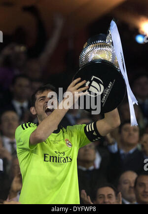 Valence. Apr 16, 2014. Le gardien du Real Madrid Iker Casillas détient le trophée qu'il célèbre après avoir remporté la finale de la Coupe du Roi entre le FC Barcelone et le Real Madrid au stade Mestalla de Valence, Espagne le 16 avril 2014. Le Real Madrid a gagné 2-1. Credit : Xie Haining/Xinhua/Alamy Live News Banque D'Images