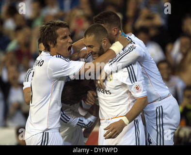 Valence. Apr 16, 2014. Les joueurs du Real Madrid célébrer après avoir marqué en Espagne durant la finale de la Coupe du Roi entre le FC Barcelone et le Real Madrid au stade Mestalla de Valence, Espagne le 16 avril 2014. Le Real Madrid a gagné 2-1. Credit : Xie Haining/Xinhua/Alamy Live News Banque D'Images