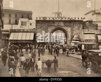 Tunis. La Porte de France - Les gens dans la rue en face de la porte, Tunis, Tunisie, circa 1880 Banque D'Images