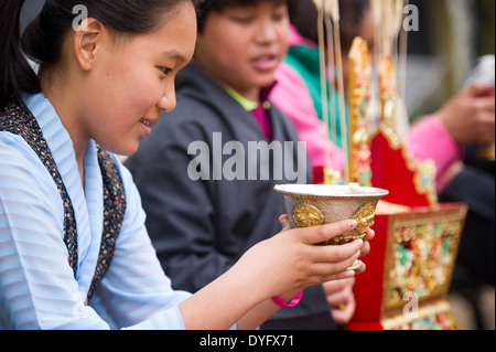 Dalaï-Lama arrive à l'Université de Maryland Girl with Gift tibétain Banque D'Images