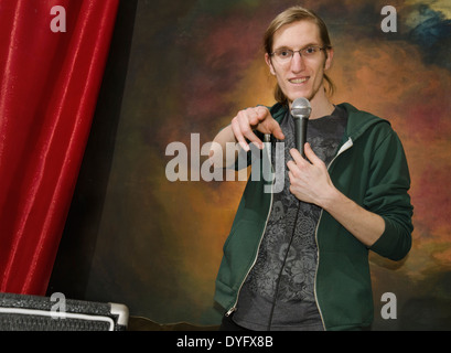 Jeune homme sur scène avec microphone Banque D'Images