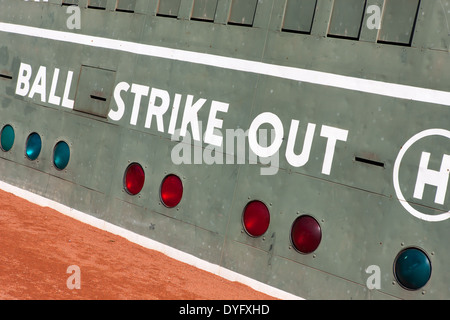 Tableau de bord montrant les balles, les grèves, et les aboutissants sur le monstre vert à Fenway Park à Boston, Massachusetts. Banque D'Images