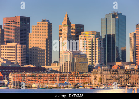 Un matin vue de la Custom House Tower, le quartier financier, et des quais de faible hauteur sur le front de mer de Boston, Massachusetts. Banque D'Images