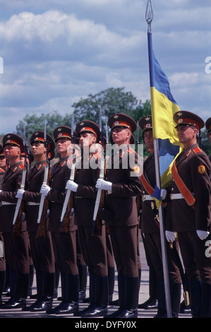 Garde d'honneur des soldats ukrainiens à l'attention à l'arrivée de Secrétaire américain de la Défense, Les Aspin, Kiev, Ukraine, 1993 Banque D'Images