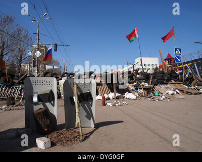 Luhansk, Ukraine. 17 avril, 2014. les boucliers, extraites de la police, à la barricade près du bureau régional de l'Ukrainien du Service de sécurité à Luhansk Crédit : Igor Golovnov/Alamy Live News Banque D'Images