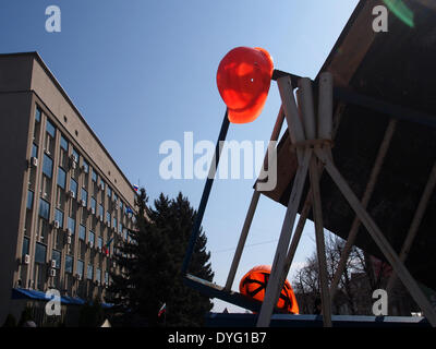 Luhansk, Ukraine. 17 avril, 2014. orange casque de construction sur une barricade dans le contexte de l'Ukrainian bureau régional du Service de sécurité à Luhansk Crédit : Igor Golovnov/Alamy Live News Banque D'Images