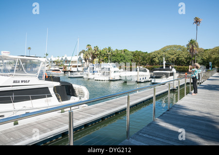 Photographies touristiques les bateaux de navigation intérieure et sur un appareil mobile à Sanctuary Cove Marina en mars 2014. Banque D'Images