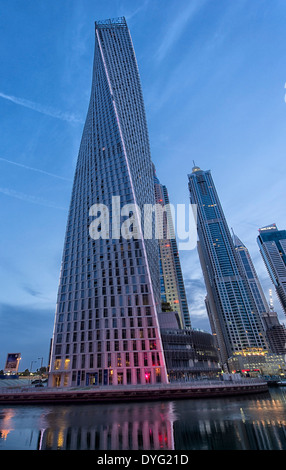 Cayan Tower dans la Marina de Dubaï, Émirats arabes unis Banque D'Images