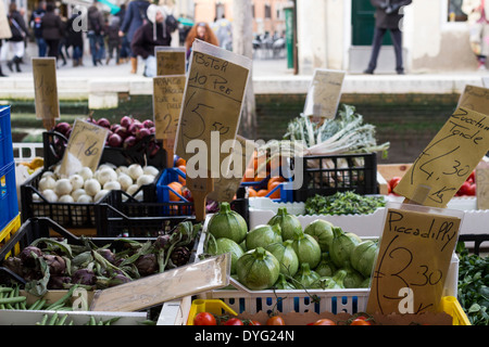 Des légumes pour la vente sur un bateau utilisé comme un stand à Venise, Italie Banque D'Images