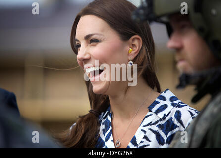 Blue Mountains, Australie. Apr 17, 2014. La femme du Prince William, Kate, duchesse de Cambridge, rencontrer les membres de l'équipage de l'hélicoptère australien participant à des missions de sauvetage dans les Montagnes Bleues lourdement touchés par les feux de brousse de l'année dernière, le 17 avril 2014. Le prince William, sa femme Kate et leur bébé Prince George est arrivé à Sydney Le mercredi après-midi pour un voyage en Australie de 10 jours. Source : Xinhua/Alamy Live News Banque D'Images