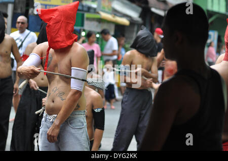MANDALUYONG, PHILIPPINES - le 17 avril : flagellés Pénitents eux-mêmes dans le cadre d'un rituel pour expier leurs péchés durant l'observation du Jeudi saint Jeudi Saint ou à Mandaluyong City, à l'est de Manille, Philippines, le 17 avril. (Photo de Jay Ganzon/Pacific Press) Banque D'Images