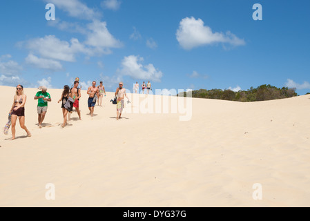 Les jeunes voyageurs à pied à travers l'île de Fraser Lake Wabby coup de sable vers le lac en mars 2014. Banque D'Images