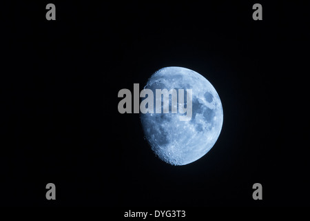 Trois quart de lune dans le ciel nocturne sur Northampton Banque D'Images