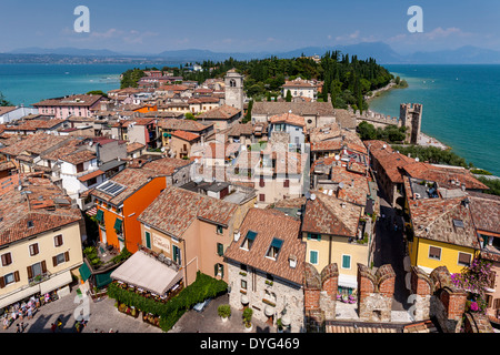 La ville de Sirmione, Lac de Garde, Lombardie, Italie Banque D'Images